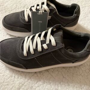 NWT Revitalign Men's Sneakers Durham size 7.5 dark Charcoal gray